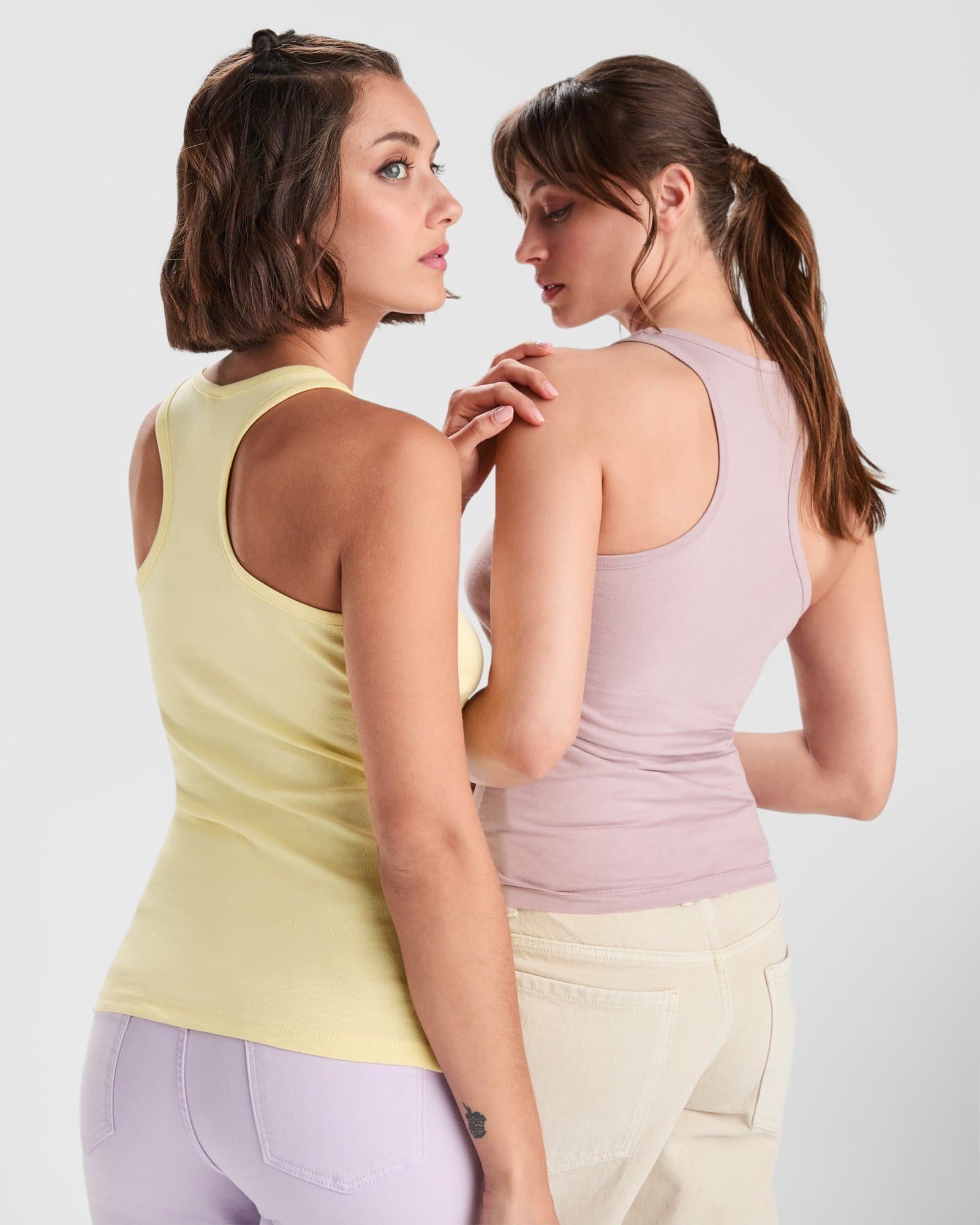 MUGYNOX - Mujer con camiseta rosa y pantalones beige en estudio Vestido de verano casual en tonos pastel para mujer, ideal para días soleados y eventos informales.