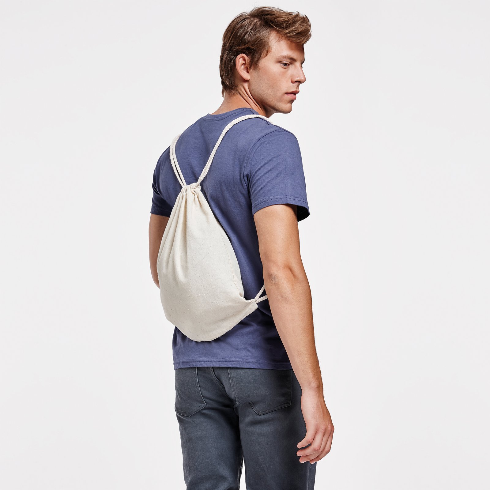 Mochila Mirlo en color natural, ideal para llevar objetos personales con estilo y comodidad.